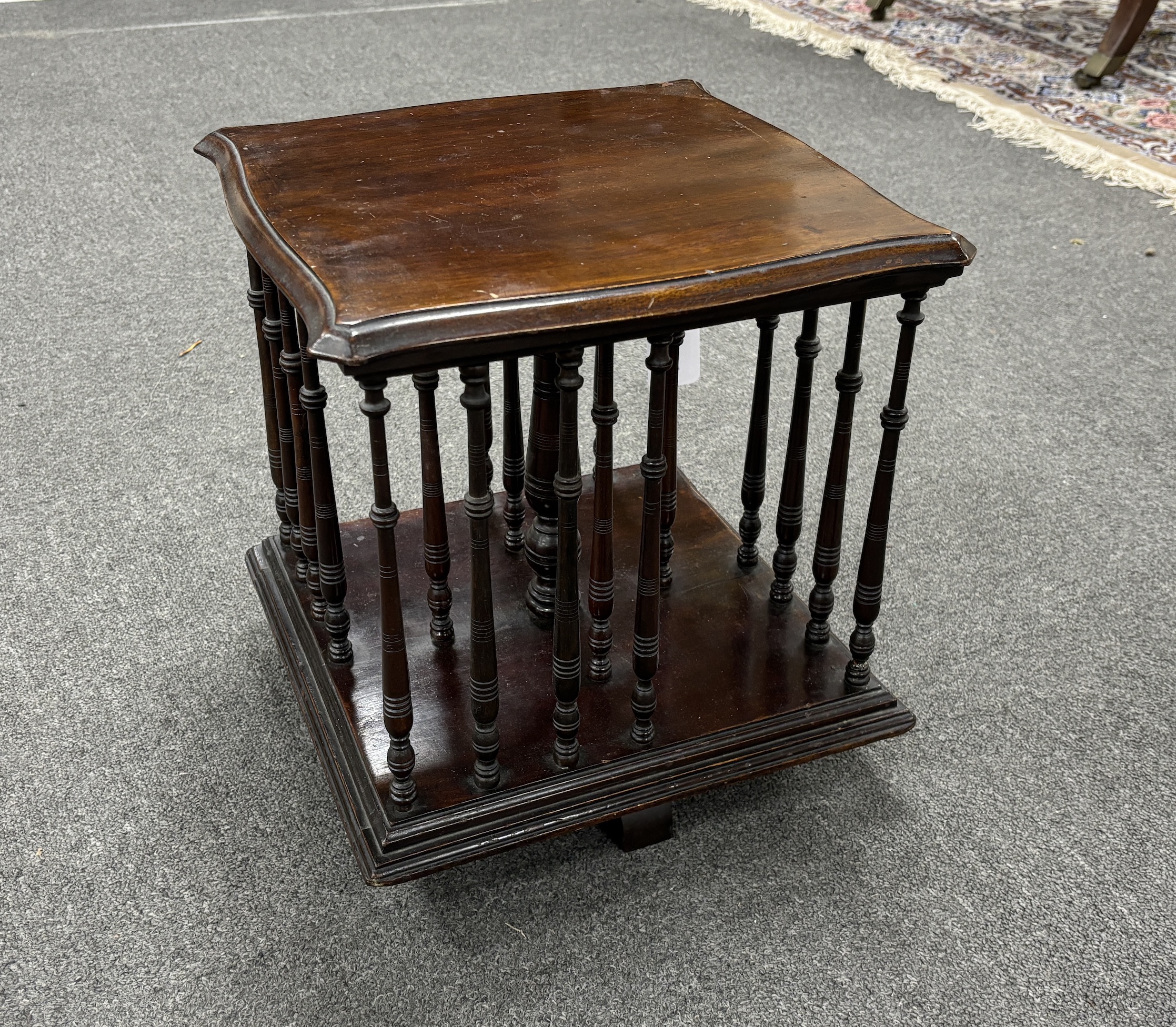 An Edwardian mahogany table top revolving bookcase, width 31cm, height 35cm